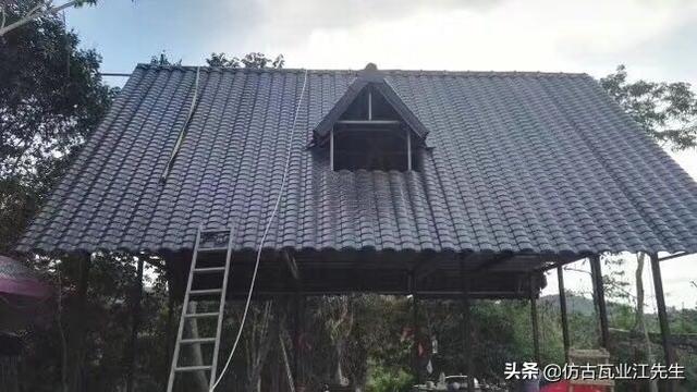 還在為舊房屋面翻新承重問題考慮嗎？樹脂小青瓦幫你解決承重