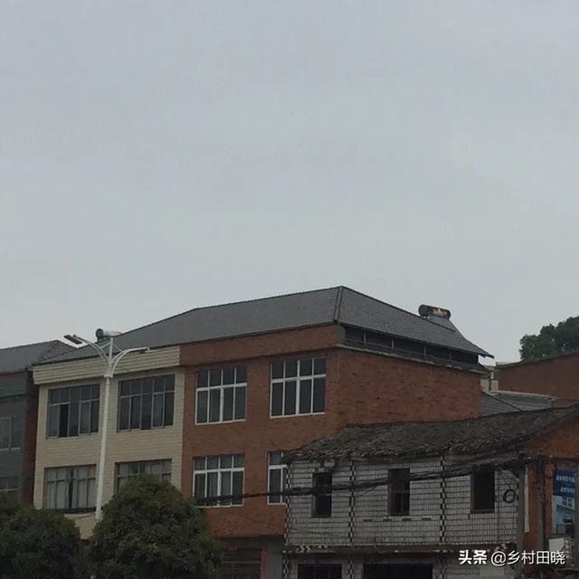 農村自建房坡屋頂，用琉璃瓦還是樹脂瓦？看看內行人的經驗分享