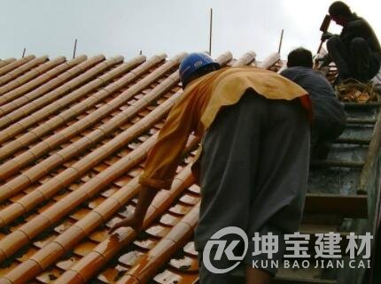 農村屋頂蓋琉璃瓦的坡度多少？多少錢一塊？安裝步驟是什么？