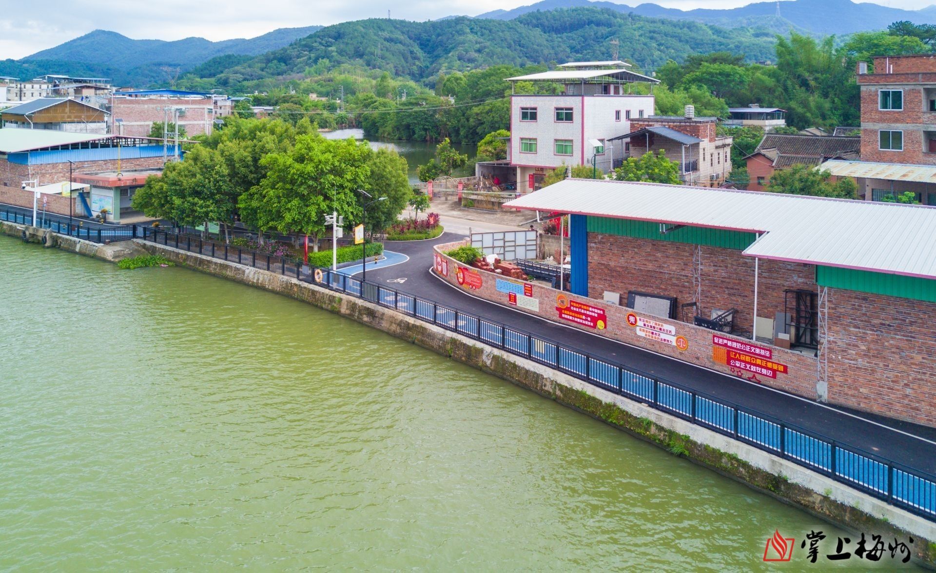 ↑長沙圩鎮碧道鋪設了瀝青并劃分跑道和自行車道，“顏值”再獲提升。（林翔 攝）