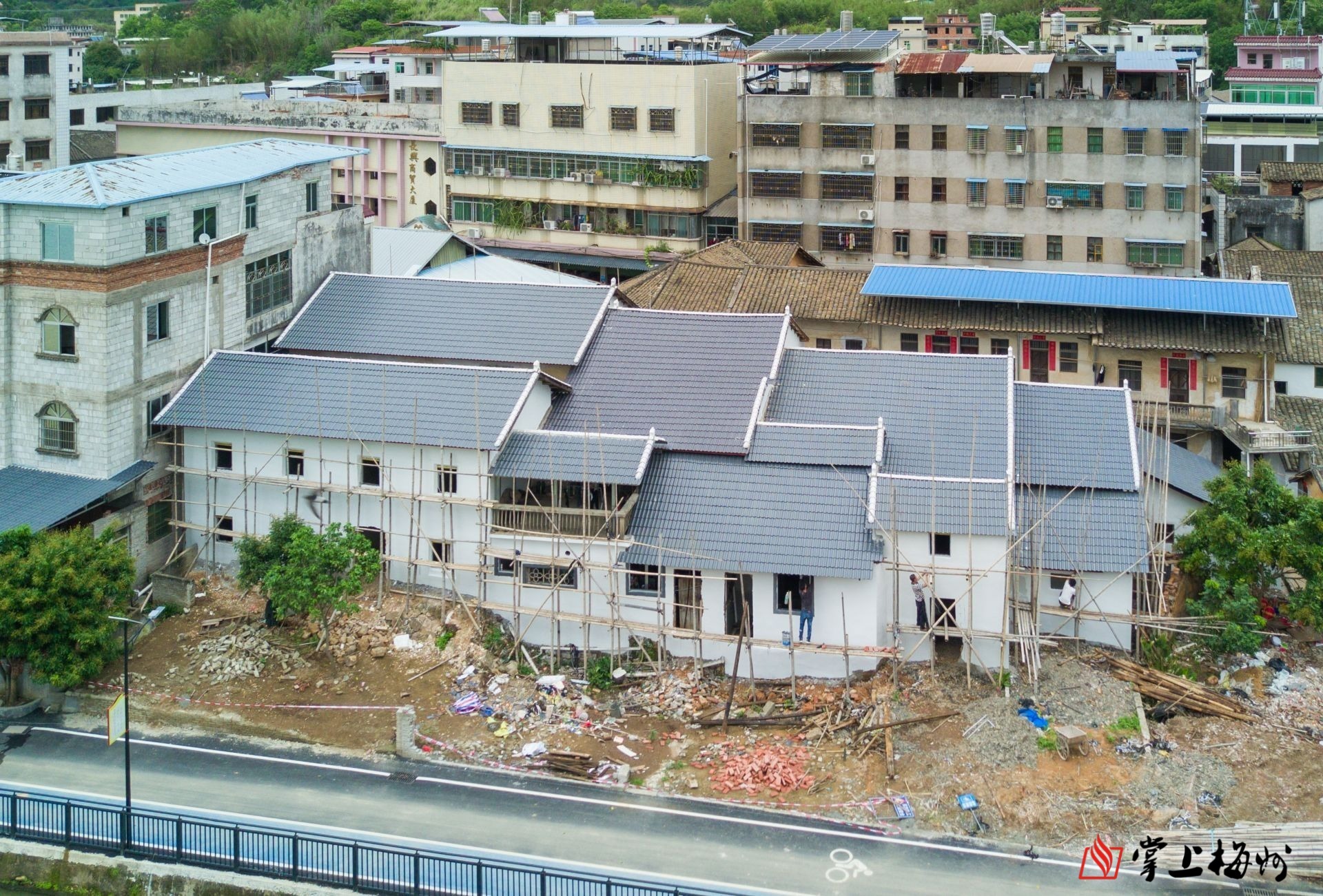 ↑村民將自家墻體粉刷一新，屋頂鐵皮瓦更換成樹脂瓦。（林翔 攝）
